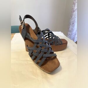 HOUSE OF HARLOW 1960 Georgia Blue Leather Suede Clog Platform Wedges
W’s Size 10